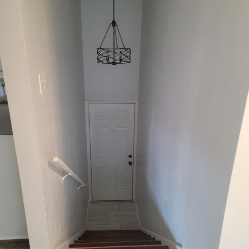 2a-Entrance-showing-the-stairs