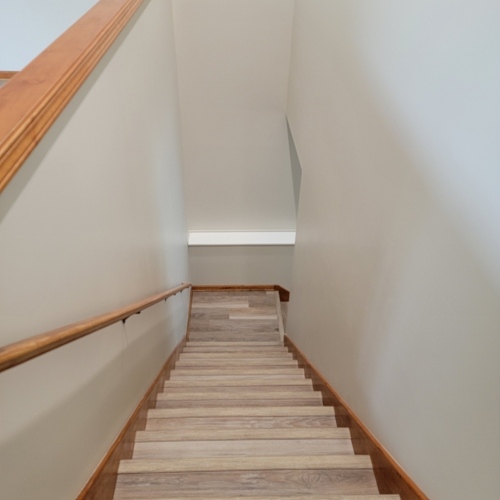 15-Stairway-to-the-lower-level